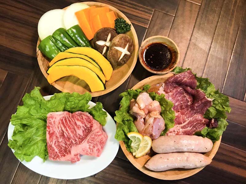 北軽井沢の本格ログハウス、ヴィラペンチュ。ペット、犬、大型犬、大歓迎。薪ストーブが自慢。リモートオフィス、ワーケーションにも最適。BBQ食材デリバリーサービスあり